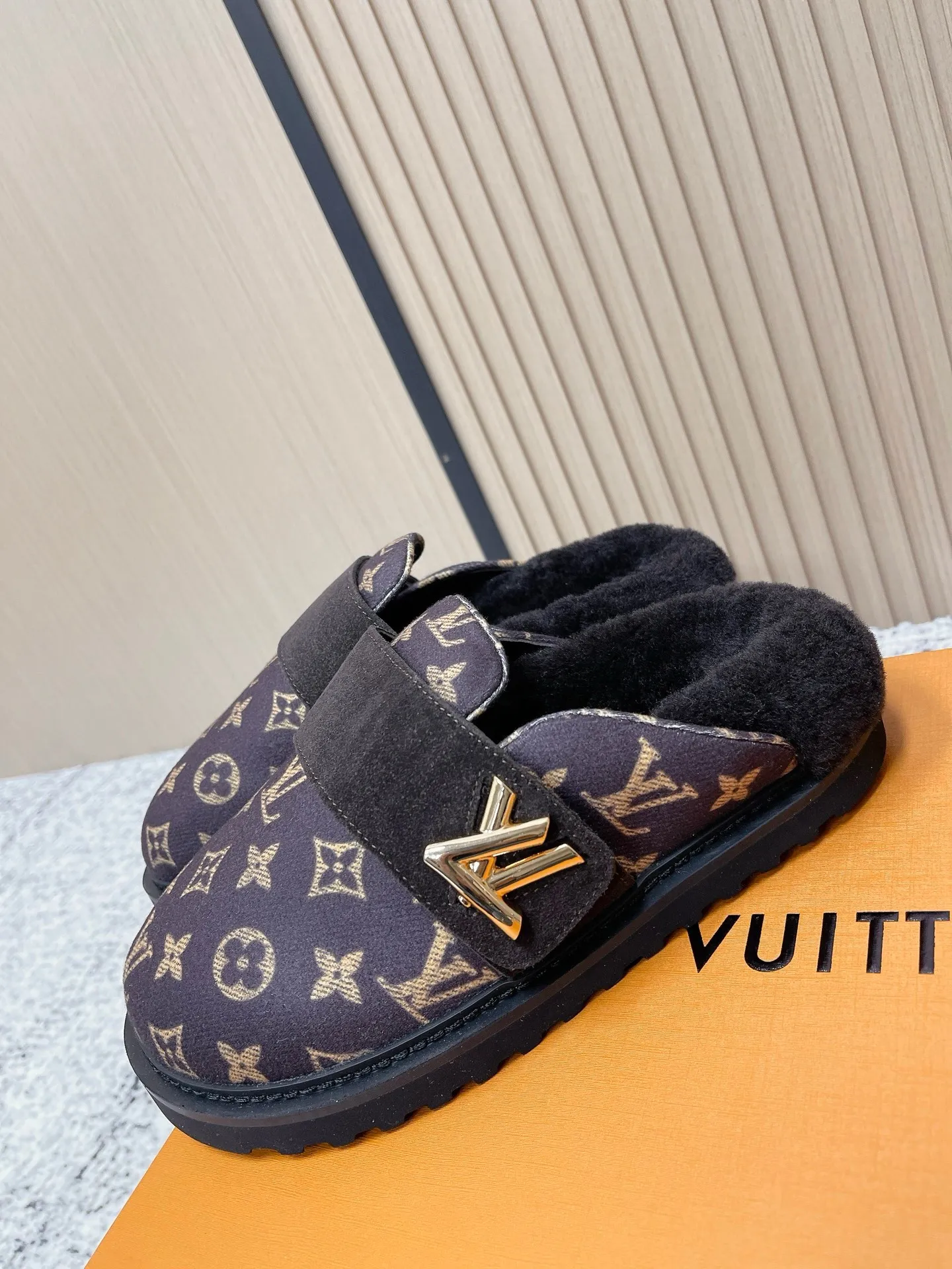 [L Home] P: 500💰 Size: 35-46 (female 40.41, male 45 46 custom-made) Top version Louis vuitton Lv top version LV couple's wool slippers New couple's Birkenstock slippers Cute and loveable, the foot feel is not too good Simple and high-end Sling-hee design Ready to wear and go Good news for lazy people Upper imported cowhide/imported old floral cloth Original hardware buckle, original molded high-density foam outsole Fabric: Yangjing/classic jacquard fabric Lining: imported wool lining Sole: original foam combination sole